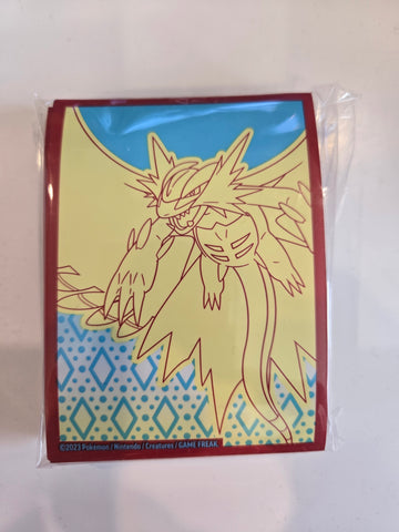 Pokémon cards sleeves . Roaring Moon